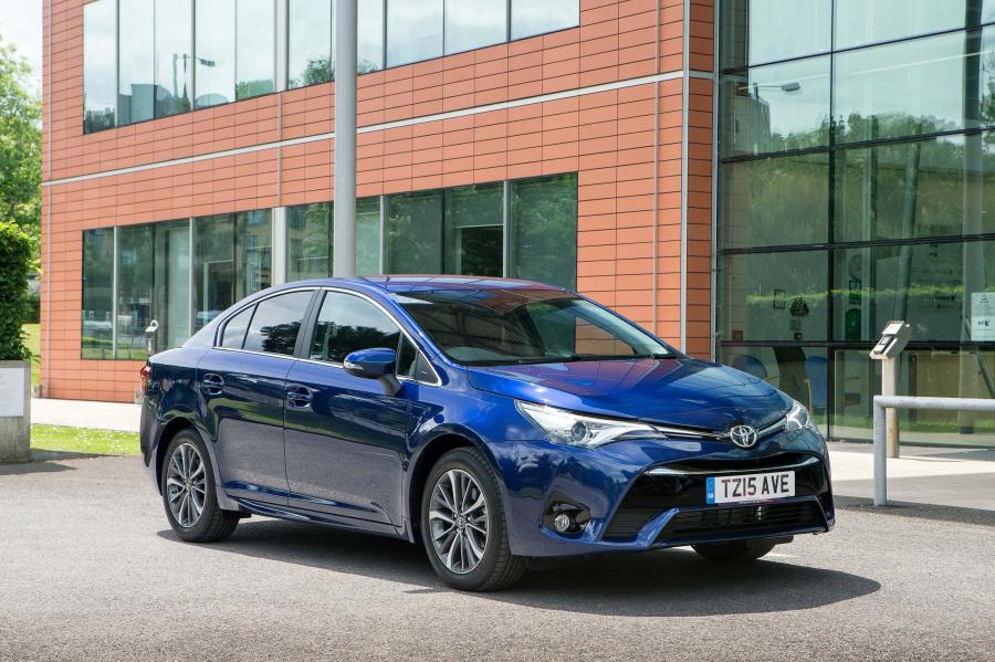  Toyota Avensis 2015 года  (UK) (фото 16 из 27)